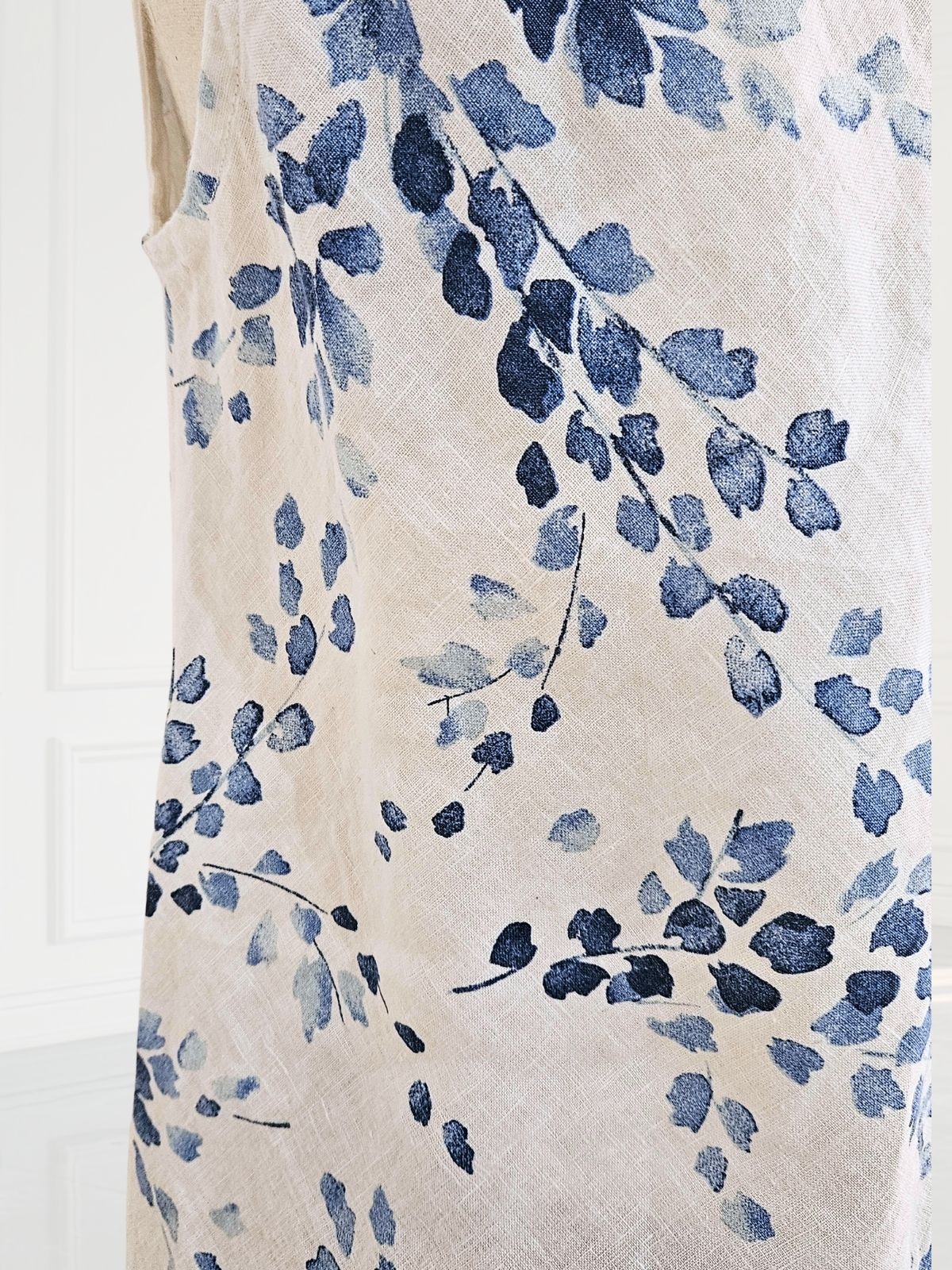 Blueberry -SS26- Women's -Printed -Linen -Camisole -WHITE -with -BLUE -WISTERIA- PRINT- 9033 -7B-Kins-Road-Fashions