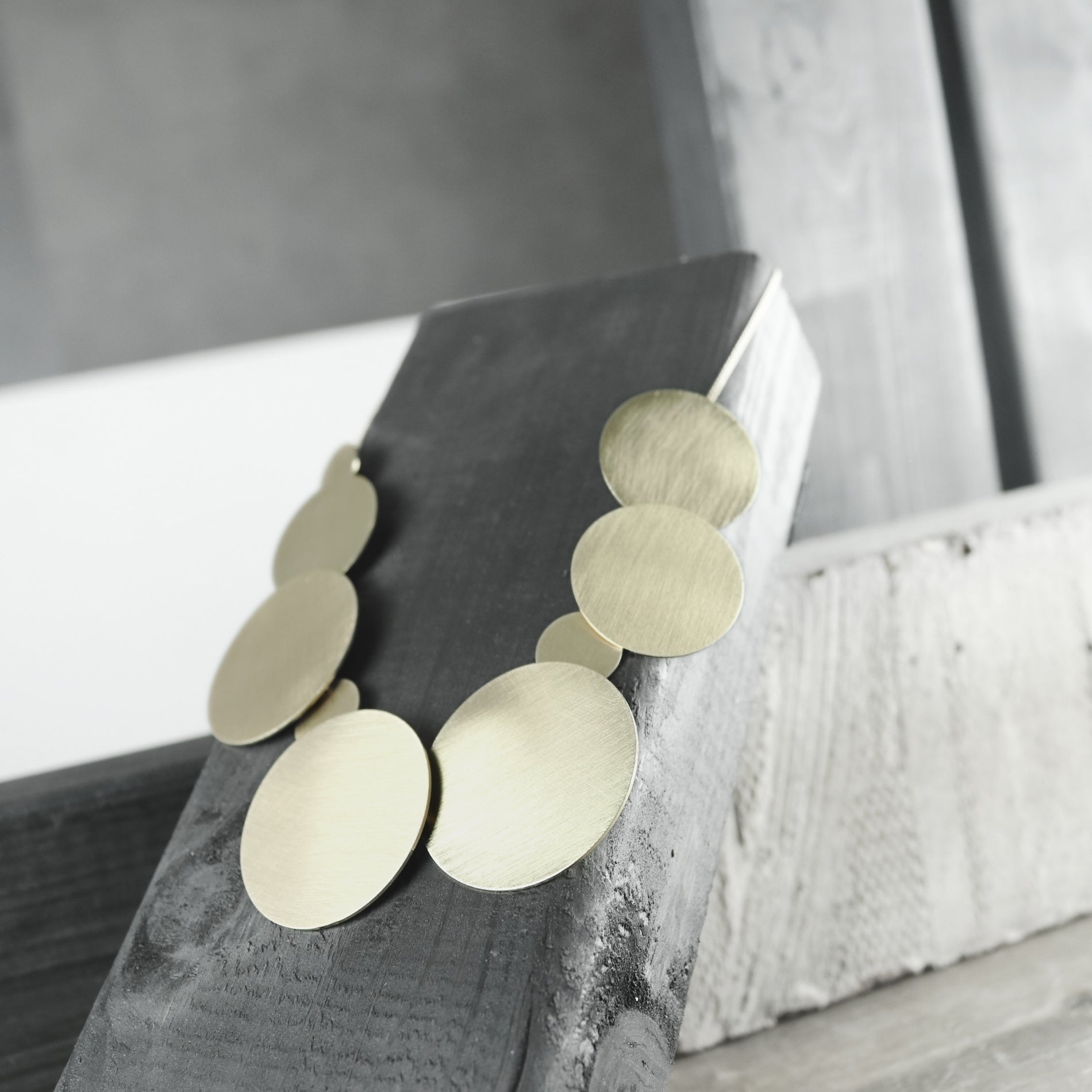 DNSK-Alaya-Short-Circle-Necklace-Gold-9C2401003