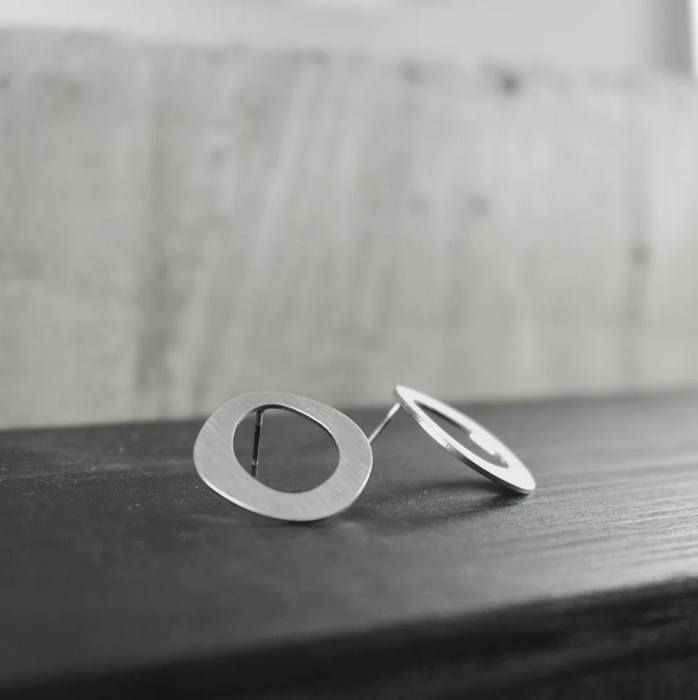 DNSK-Alaya-INSTORE-Womens-Organic-Single-Circle-Earring-Silver-Plating-4