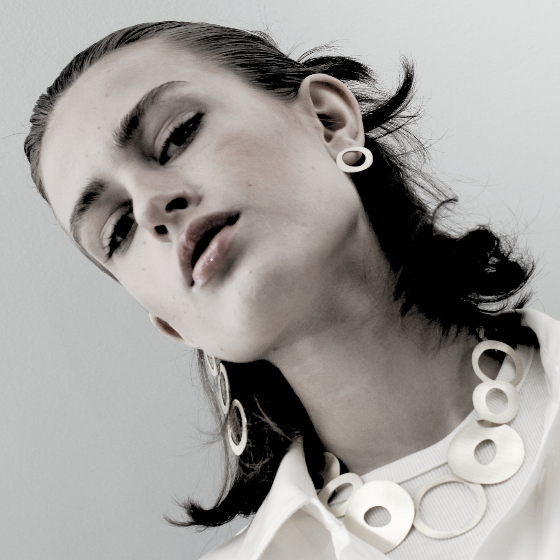 DNSK-Alaya-Short-Organic-Circle-Necklace-Silver-9C2401002