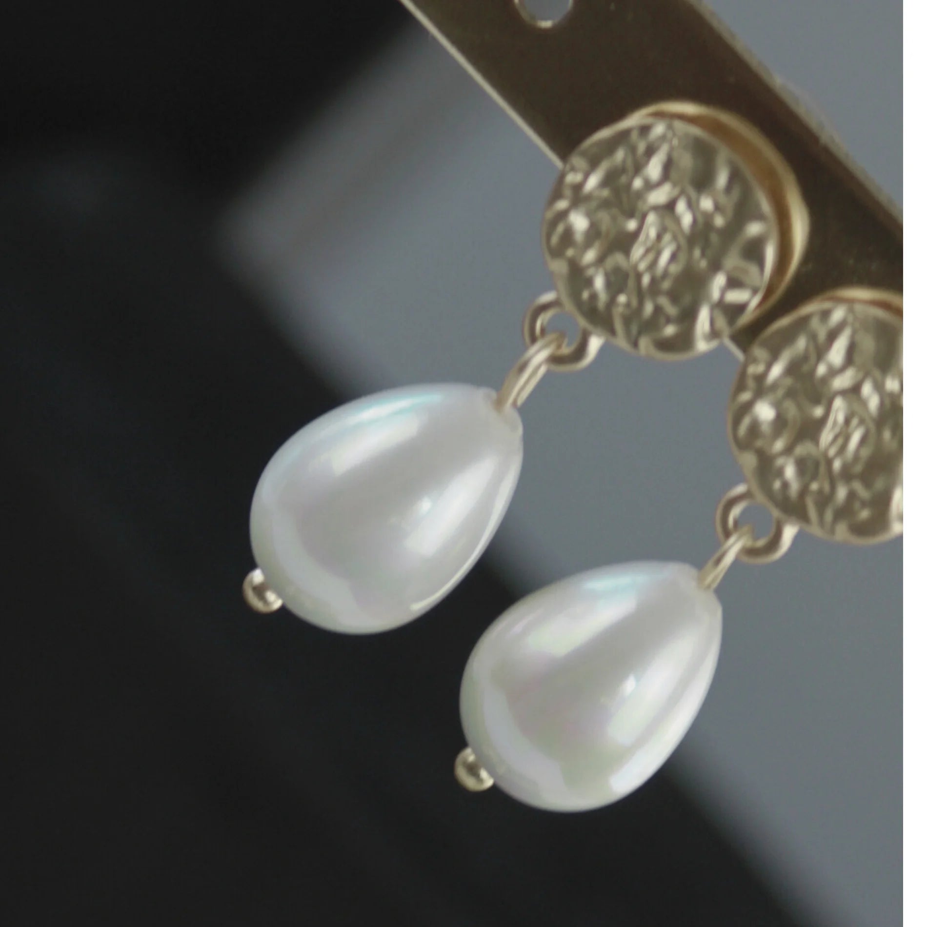 DNSK-Audrey-Dot-Post-Pearl-Earring-Gold-3C2507010-1