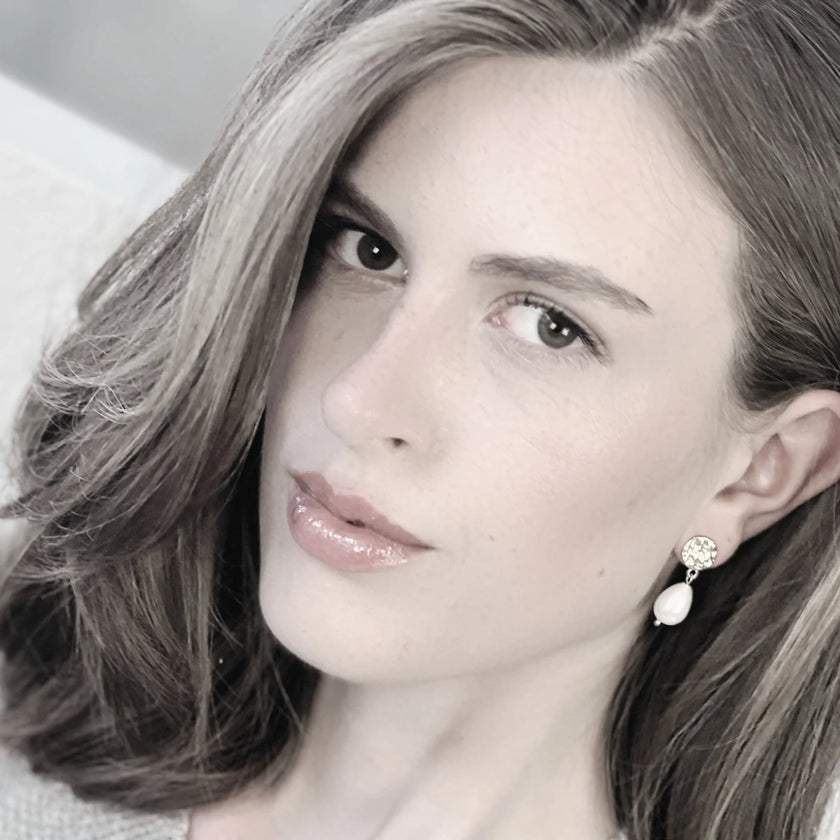 DNSK-Audrey-Dot-Post-Pearl-Earring-Gold-3C2507010-1