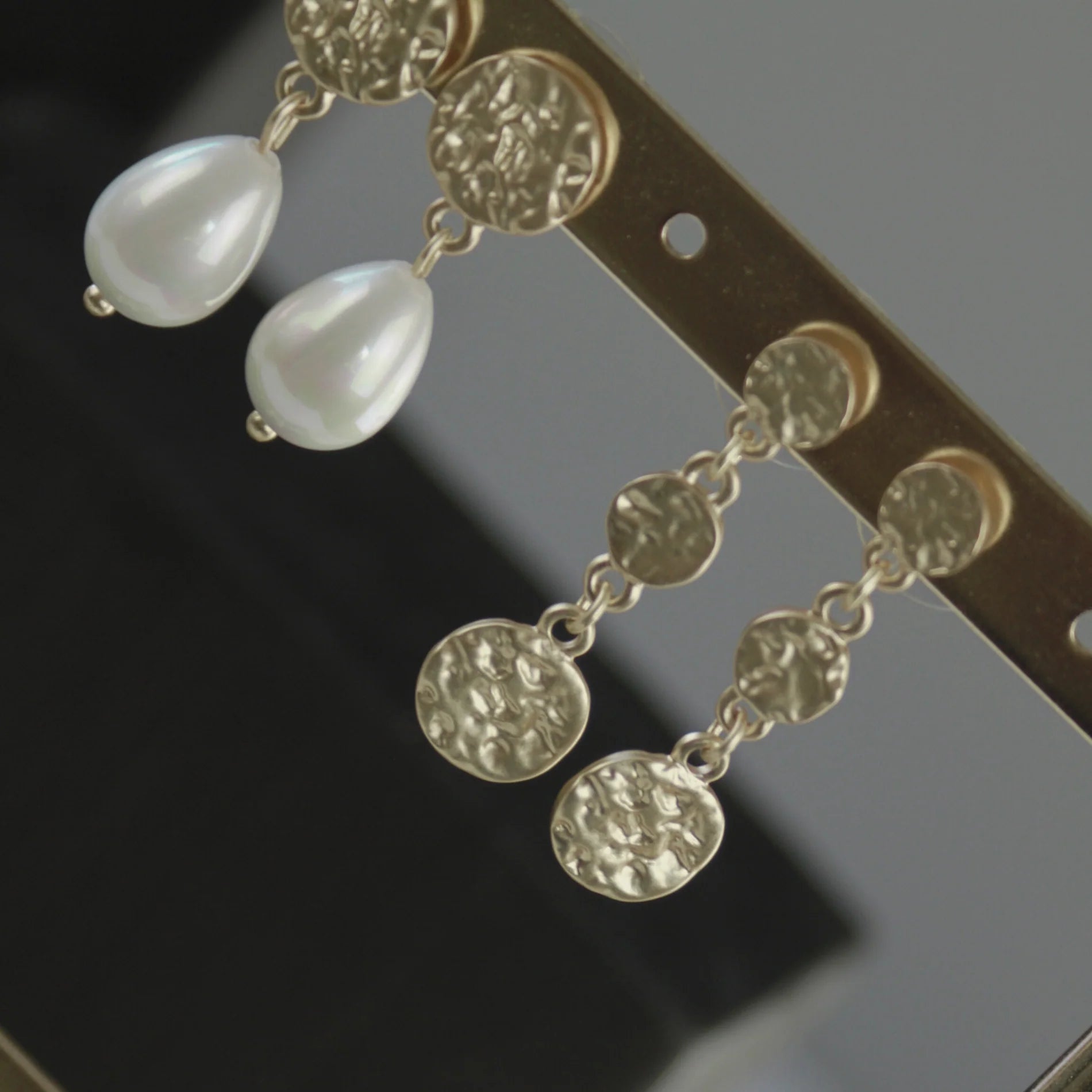 DNSK-Audrey-Dot-Post-Pearl-Earring-Gold-3C2507010-1