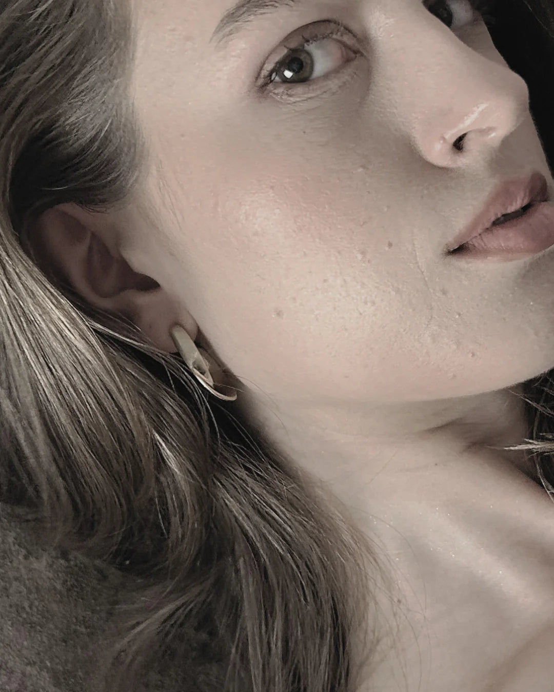 DNSK -Tara -Coil -Hoop -Earring-Gold- 3C2601012-1