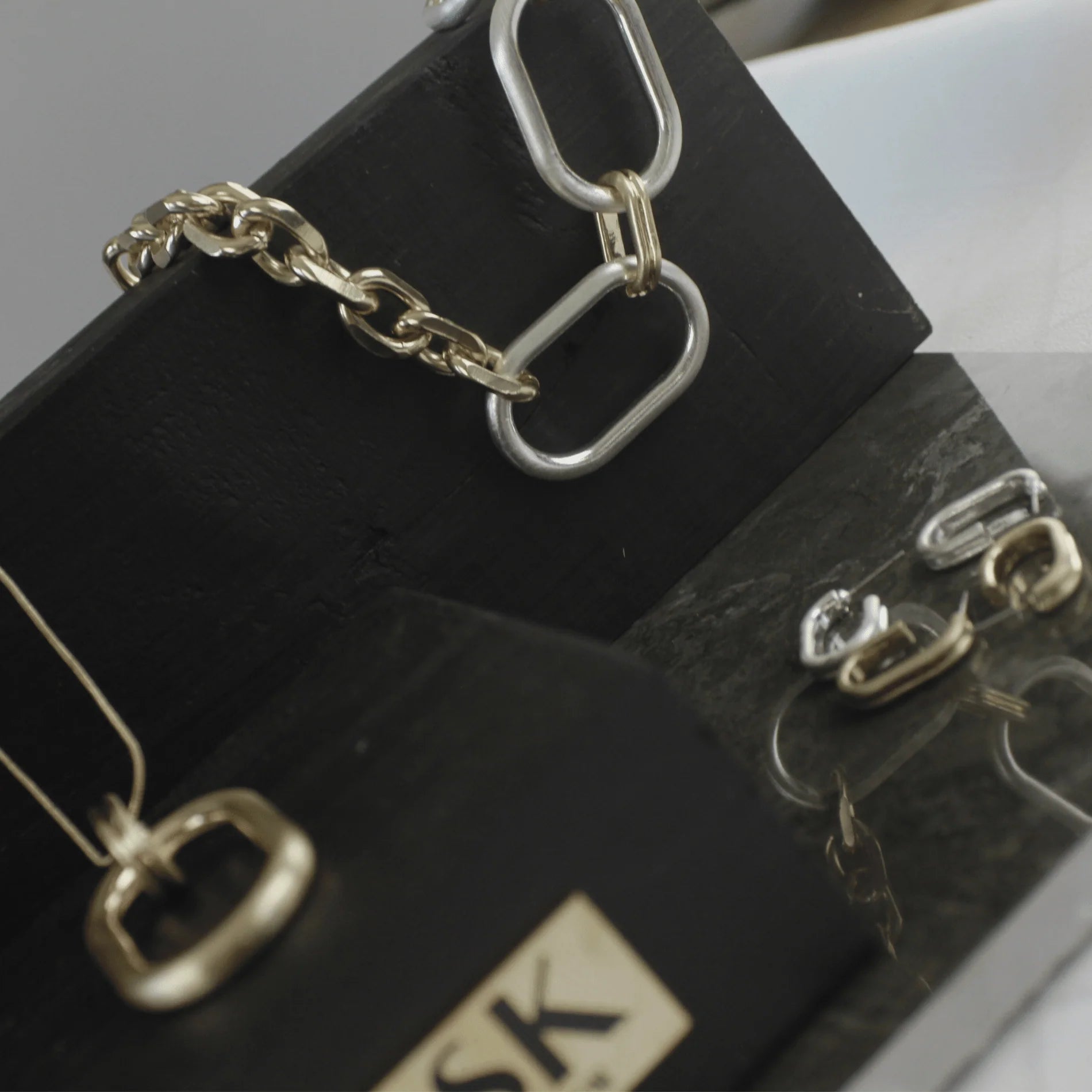 DNSK-tula-instore-short-2-tone-asymmetrical-oval-ring-necklace-gold-plating-9C2507030-1