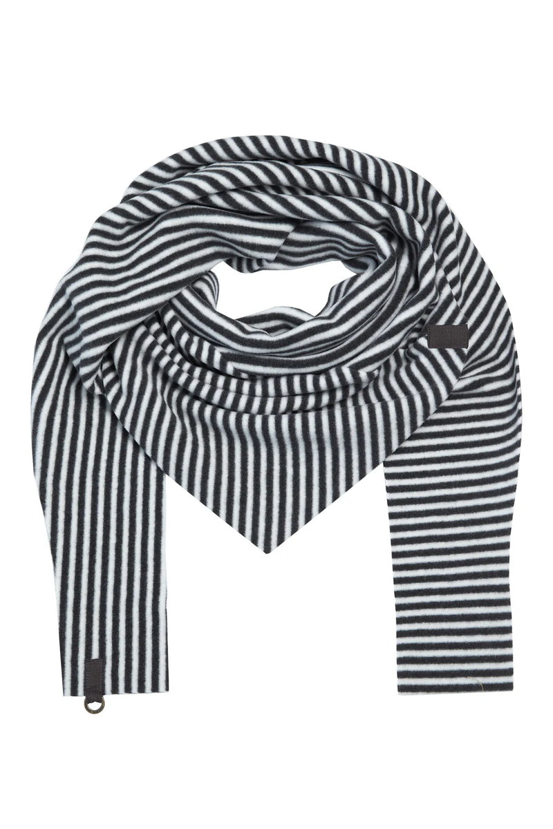 Henriette-Steffensen-SS25-HSCPH-TRIANGLE_SCARF_-_4051-SCARFS-4051-STRIPES_B_W_673