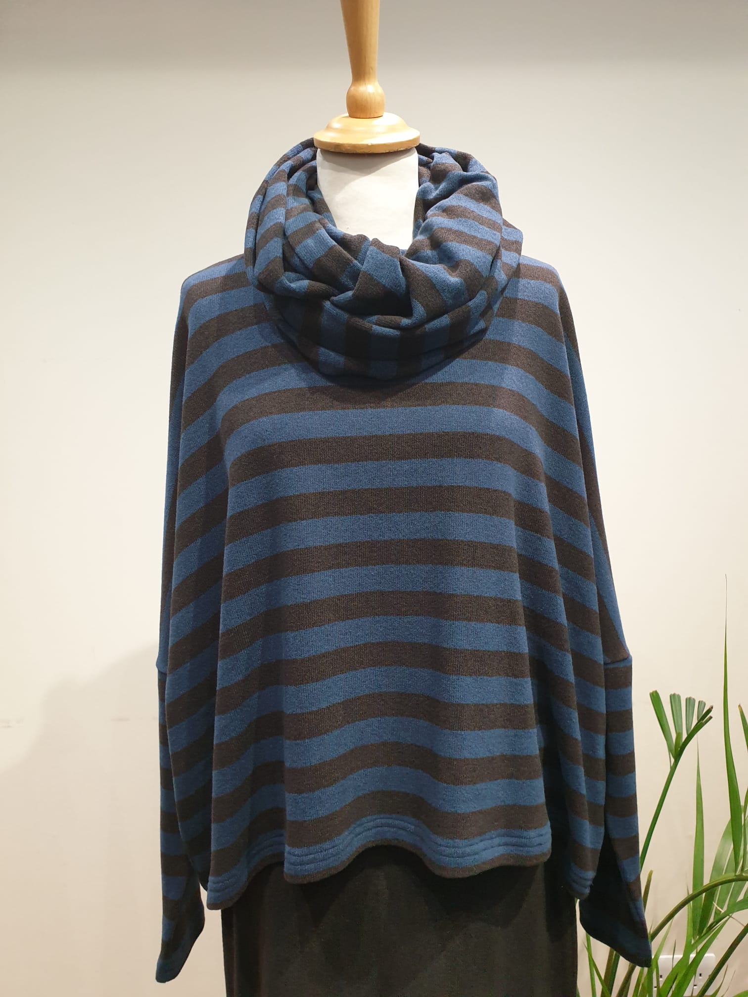 Neirami - Women's Boxy Sleeved Fleece B136ST Stripe Fondente