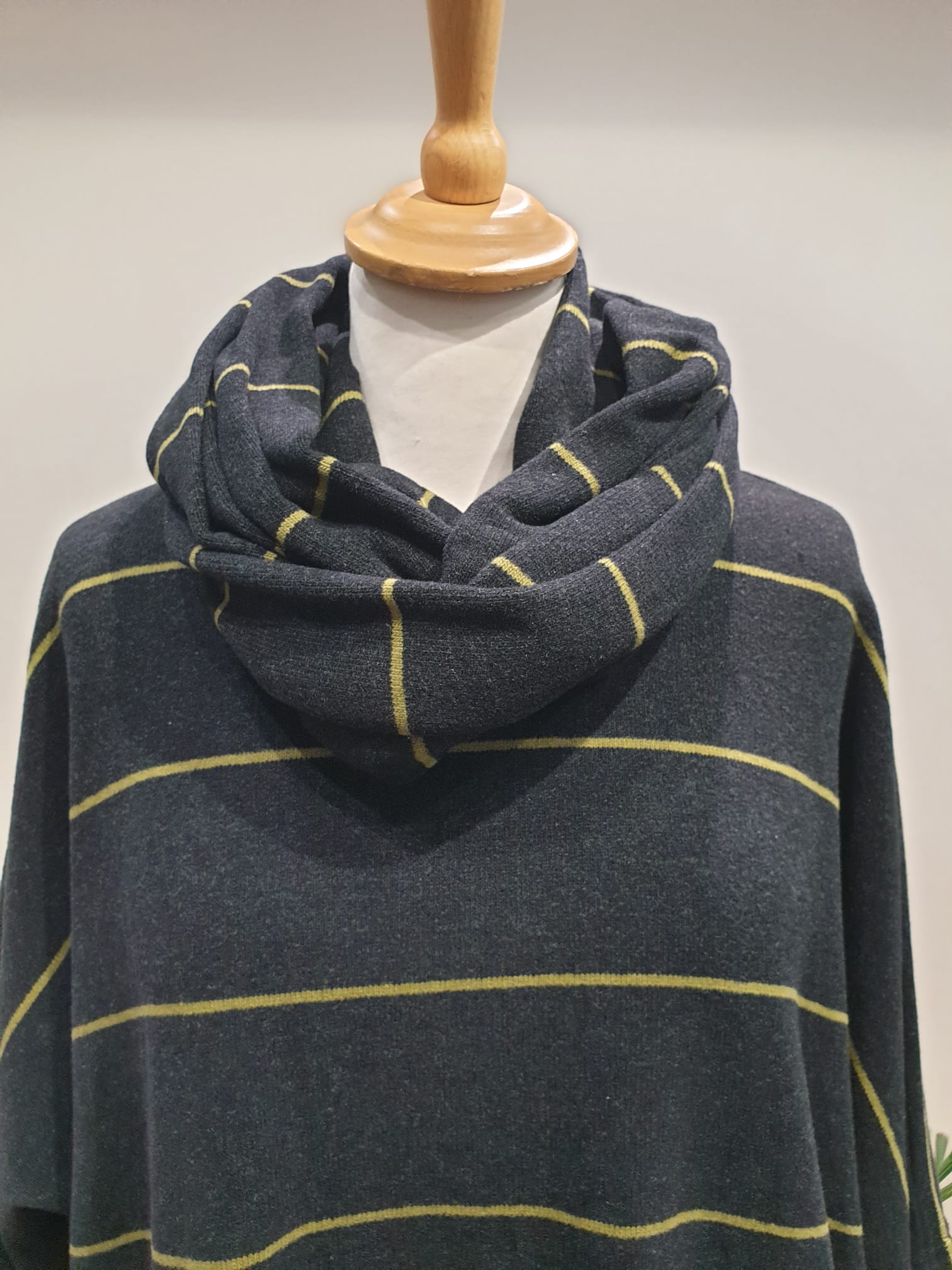 Neirami - Women's Snood AC11RG Riga Olive