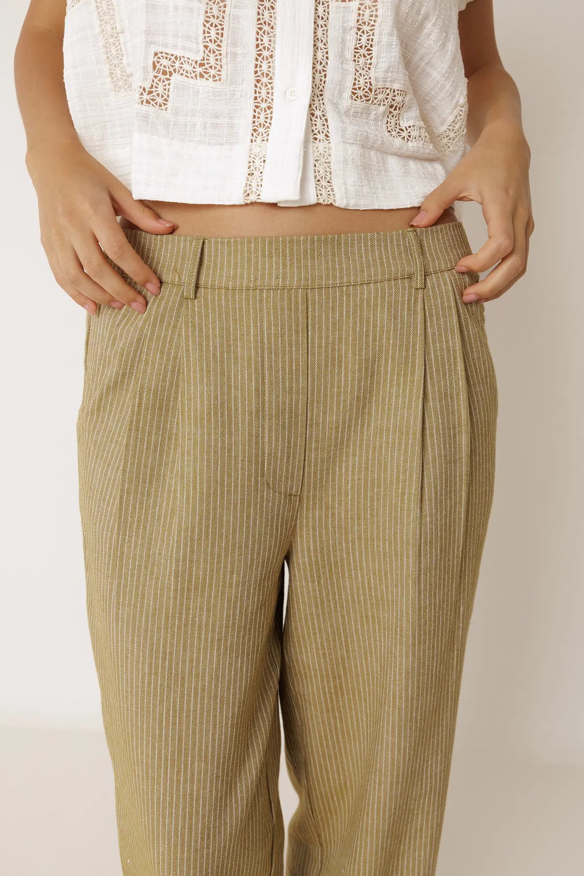 Indi_and-Cold-SS26-womens-trousers-khaki-VV26MI270
