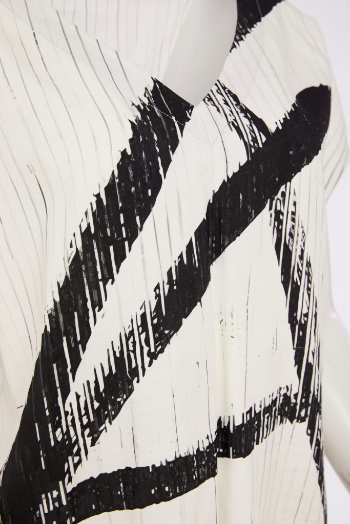 Naya-brush-stroke-print-v-neck-top-NAS26-319-X-GS-0