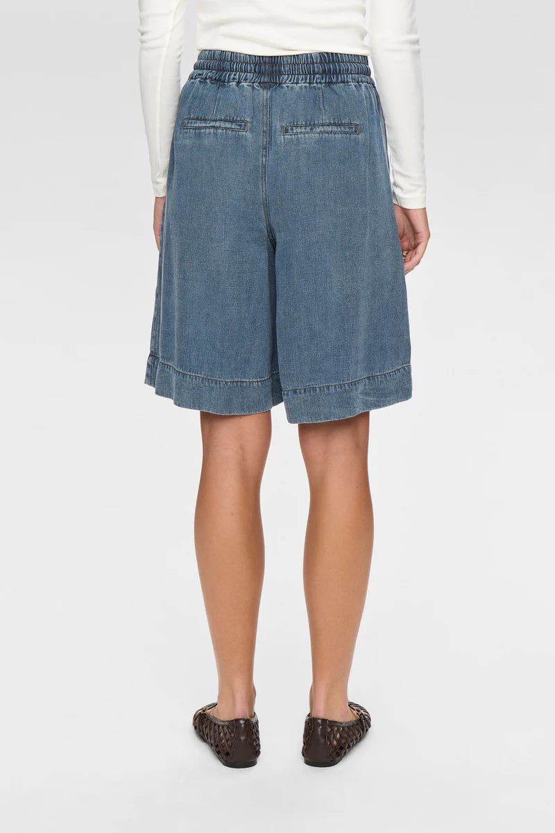 Numph-Women_s-Nuelida-Shorts-Stonewash-Denim-706460-3160_2