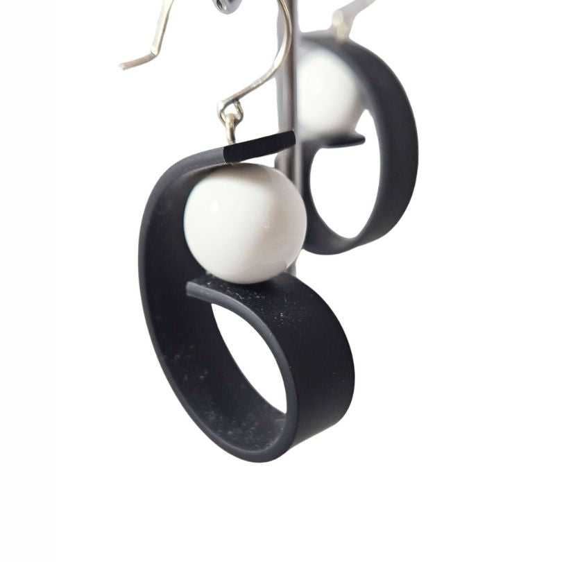 Samuel-Coraux-Penser-The-Thinker-Earring-black-white