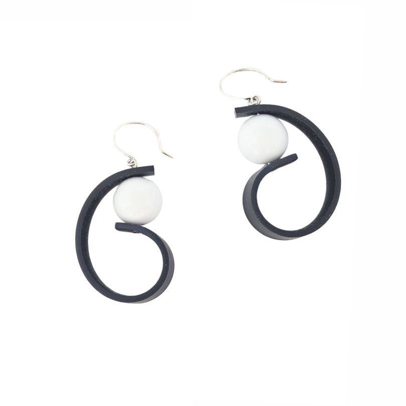 Samuel-Coraux-Penser-The-Thinker-Earring-black-white