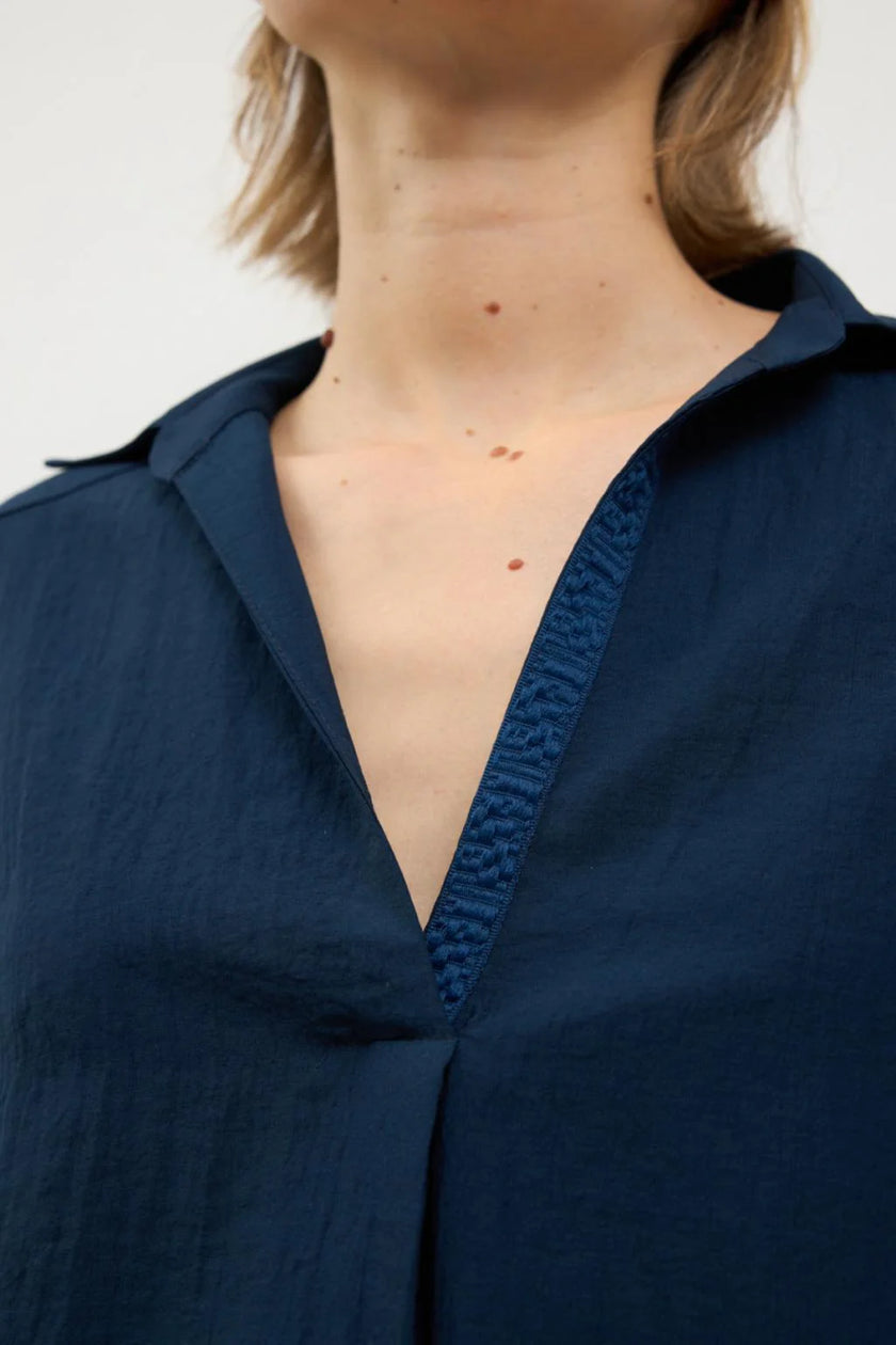 Tinta y Bariloche Women's Sauce Shirt in Navy 3972015-SAUCE/AZUL/62064000