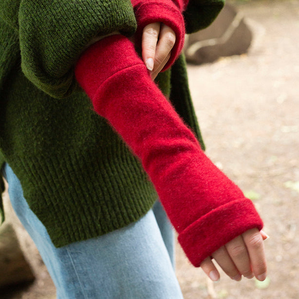 Turtle Doves - Recycled Cashmere Fingerless Gloves Berry 
