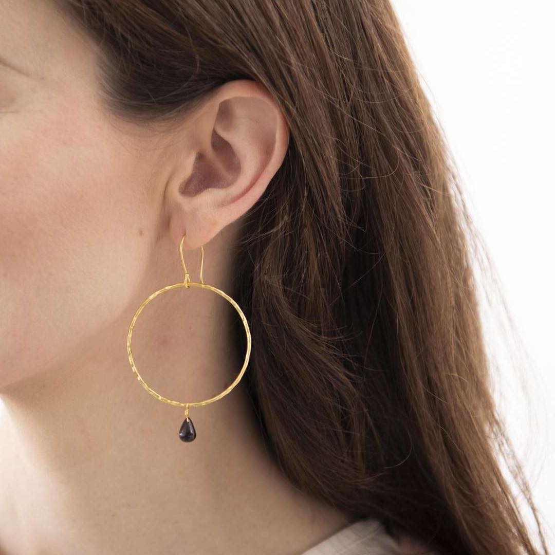 a-beautiful-story-embrace-garnet-gold-earrings