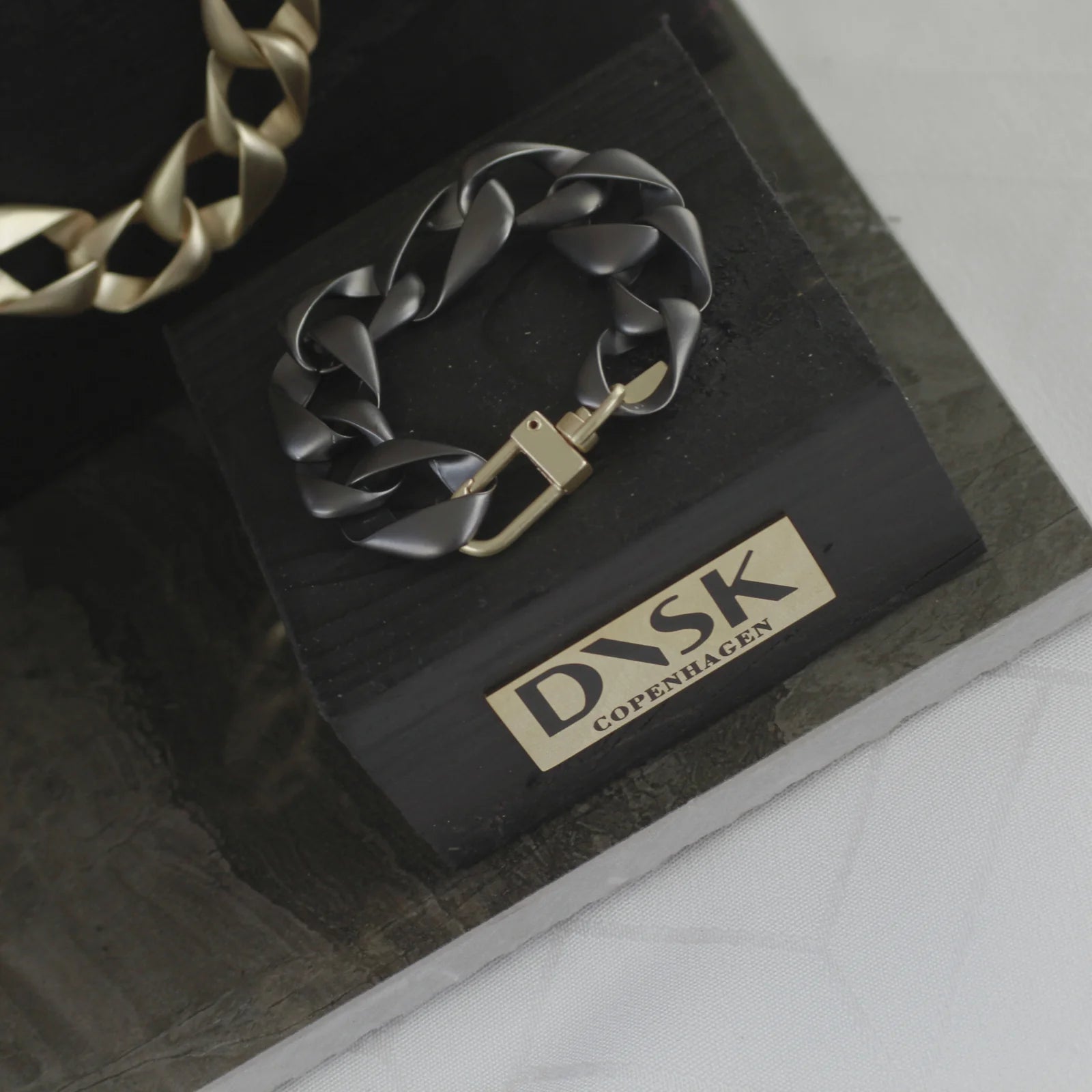 dnsk-anastazia-lock-link-bracelet-hematite-plating