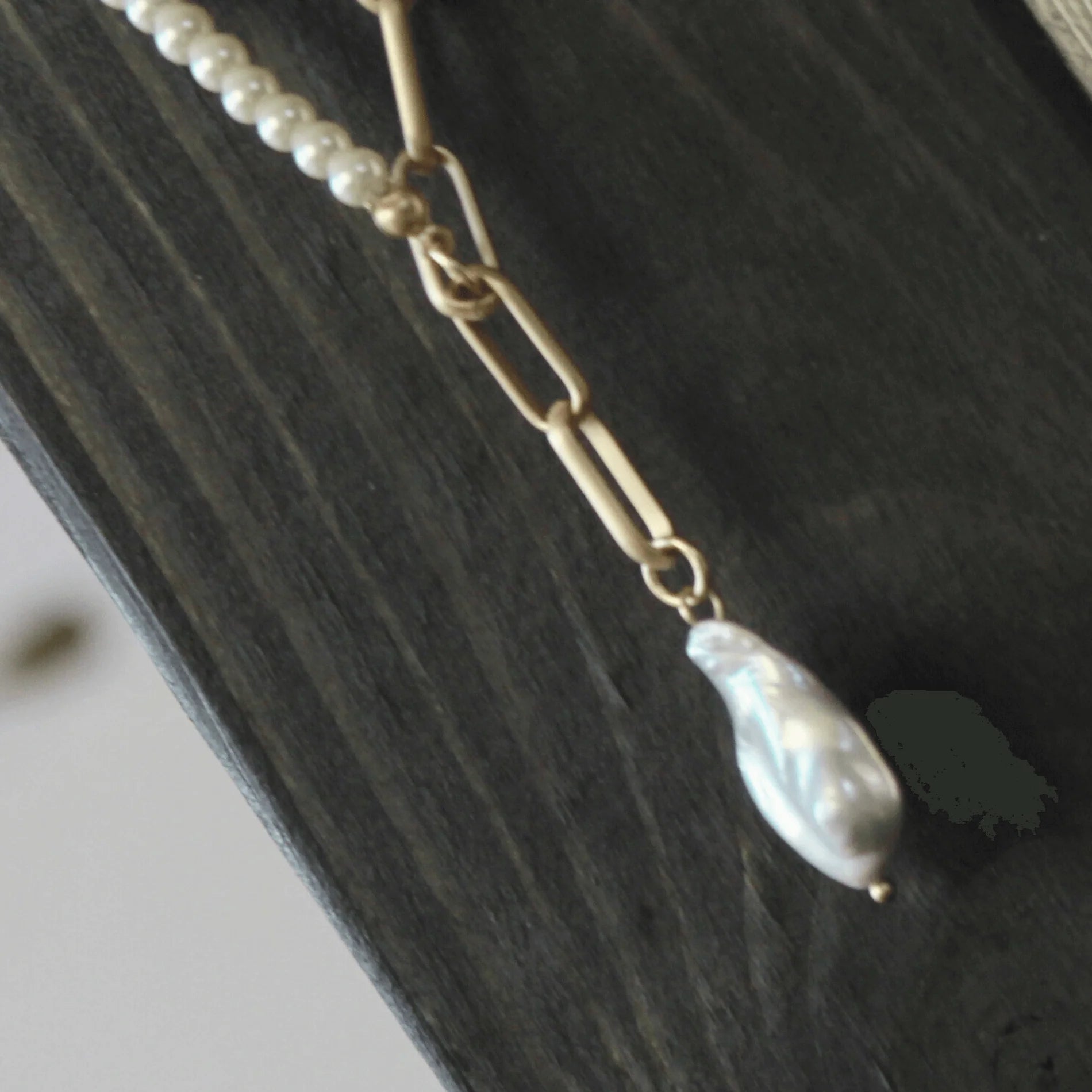 dnsk-audrey-short-chunky-pearl-mix-necklace-gold-plating