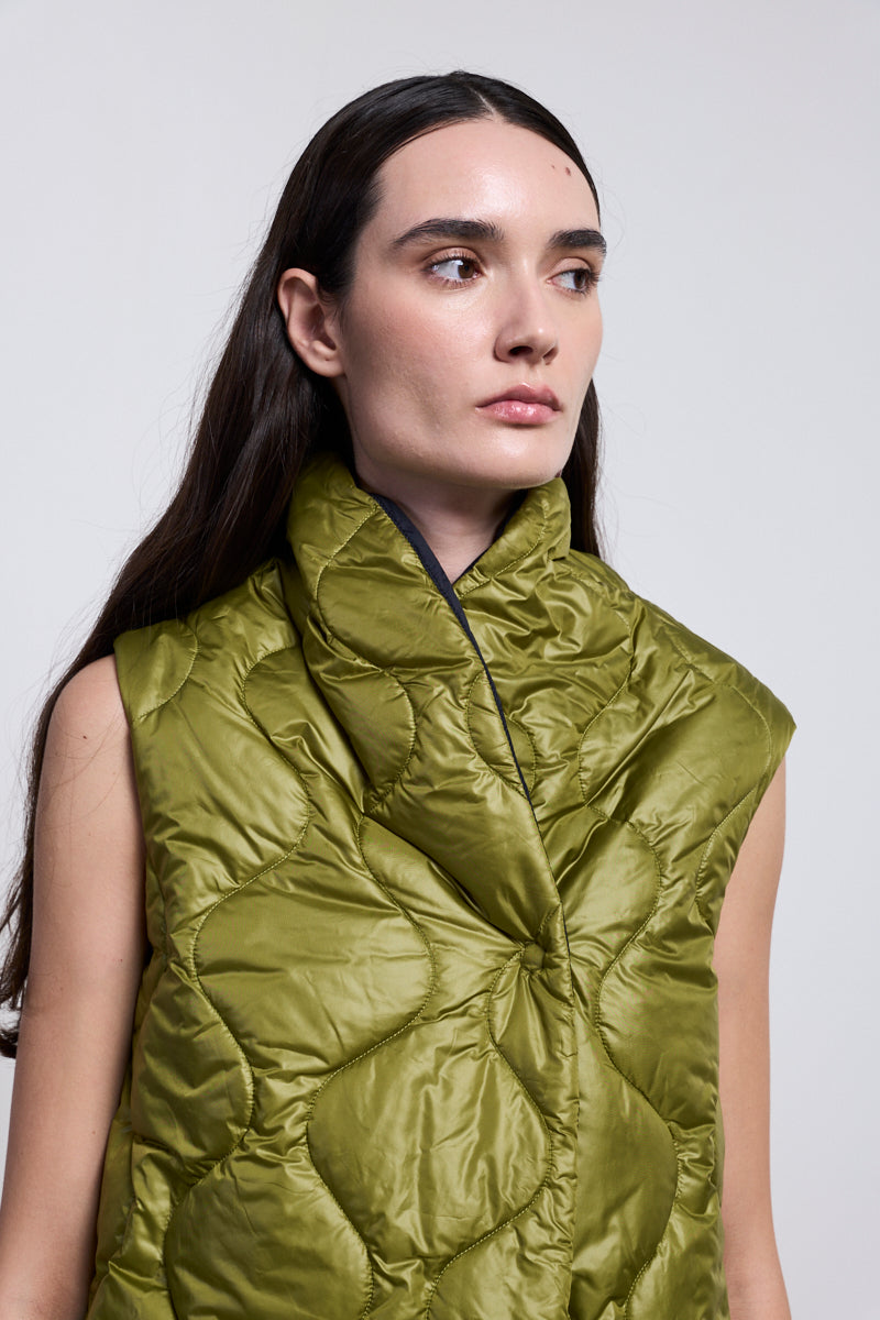 neirami-aw25-womenswear-quilted-waistcoat-c124on-onion-acacia