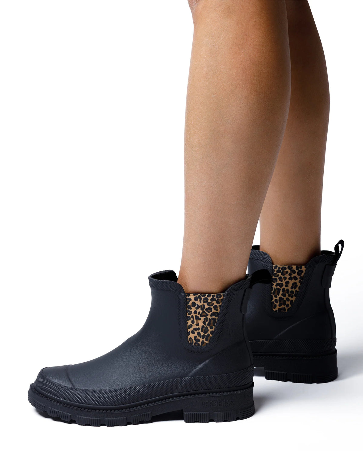 verbenas-rainboots-lua-mate-animal-fur-black-sand-leo