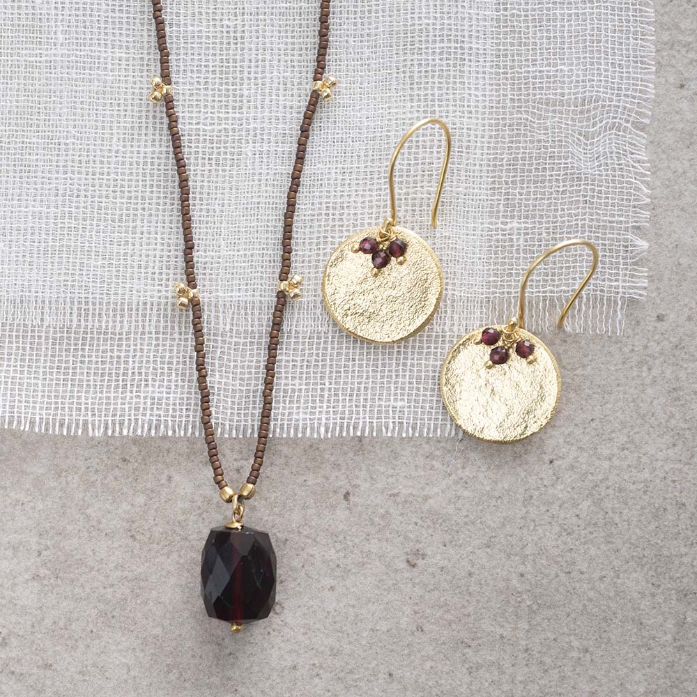 A Beautiful Story - Precious Garnet Gold Earrings