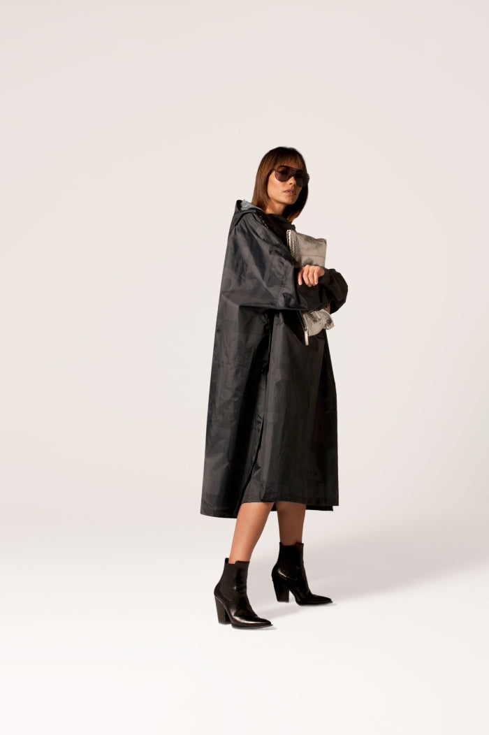 Rainkiss-Poncho-Back-to-Black-Camo
