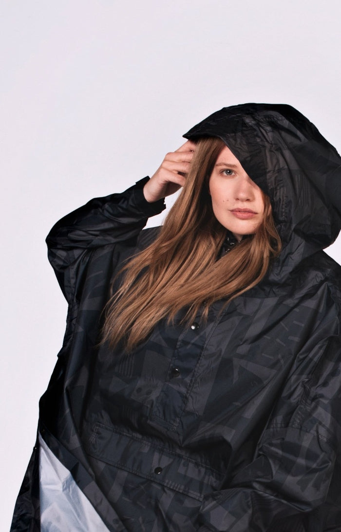 Rainkiss-Poncho-Back-to-Black-Camo